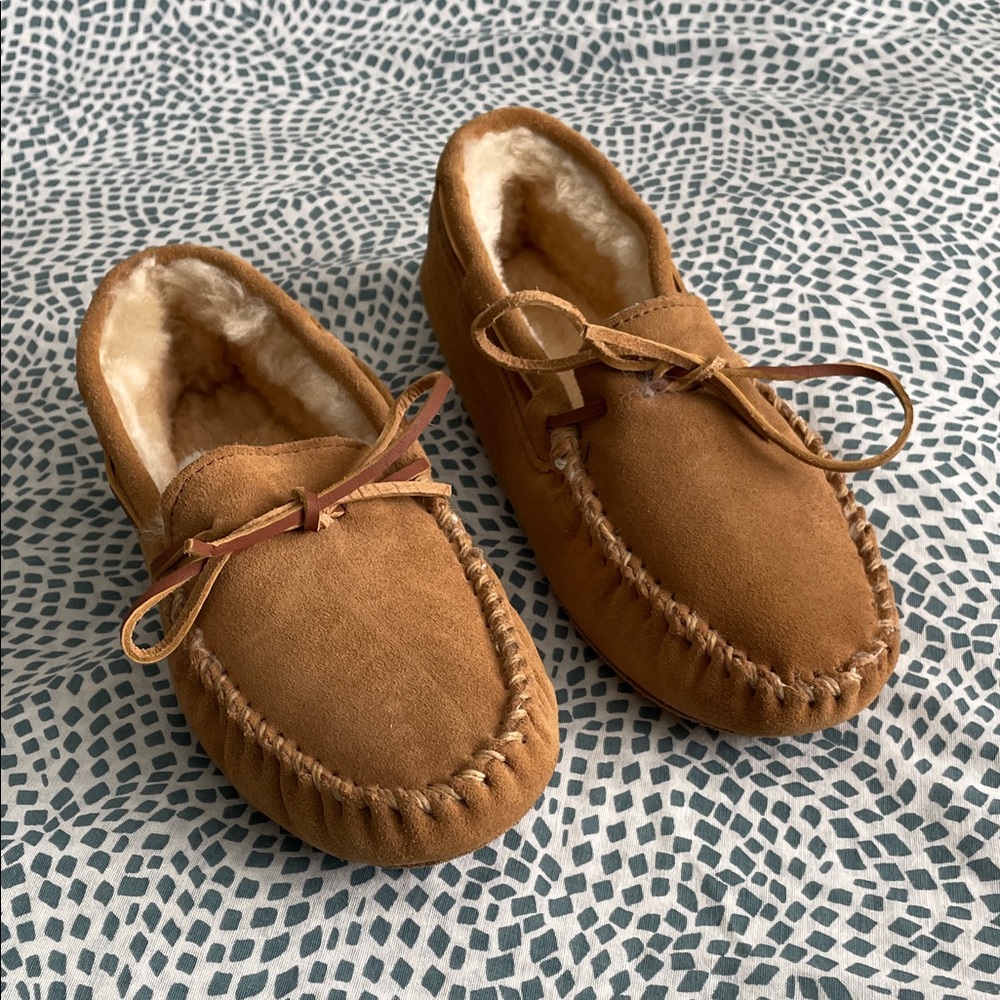 Minnetonka Brown Suede Shearling-Lined Moccasin Slippers Size 9 Like New
